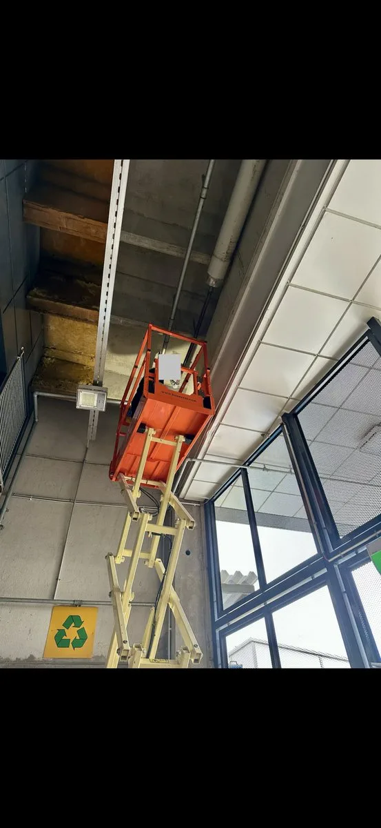 Putkikorjaus nostimella kiinteistössä